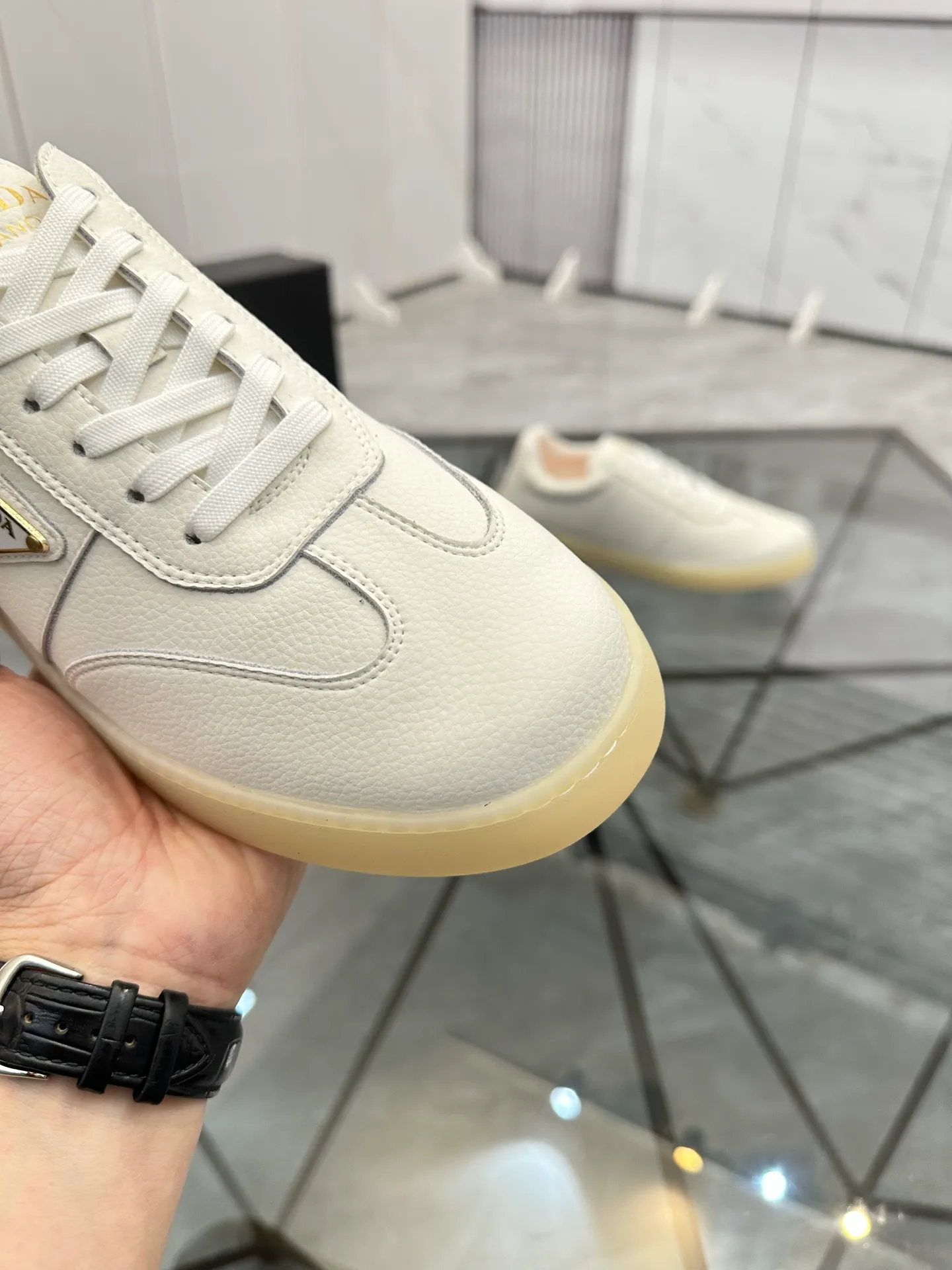 Men's shoes: 💰P400¥ Product trademark: Prada *"Prada*" low-top casual shoes Regular size: 38-44 (can be customized to 45) Product materials: imported cowhide upper, sheepskin lining, original outsole. Number: 020